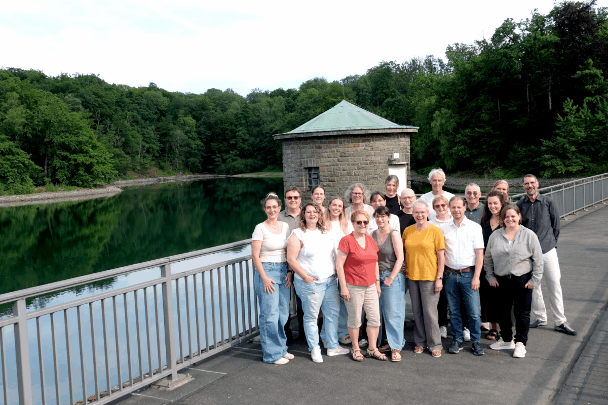 Teamfoto Bündnis 90/Die Grünen auf der Staumauer der Neyetalsperre im Juli 2025.