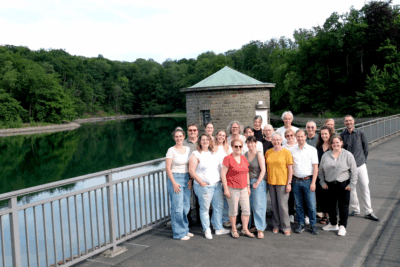 Teamfoto Bündnis 90/Die Grünen auf der Staumauer der Neyetalsperre im Juli 2025.