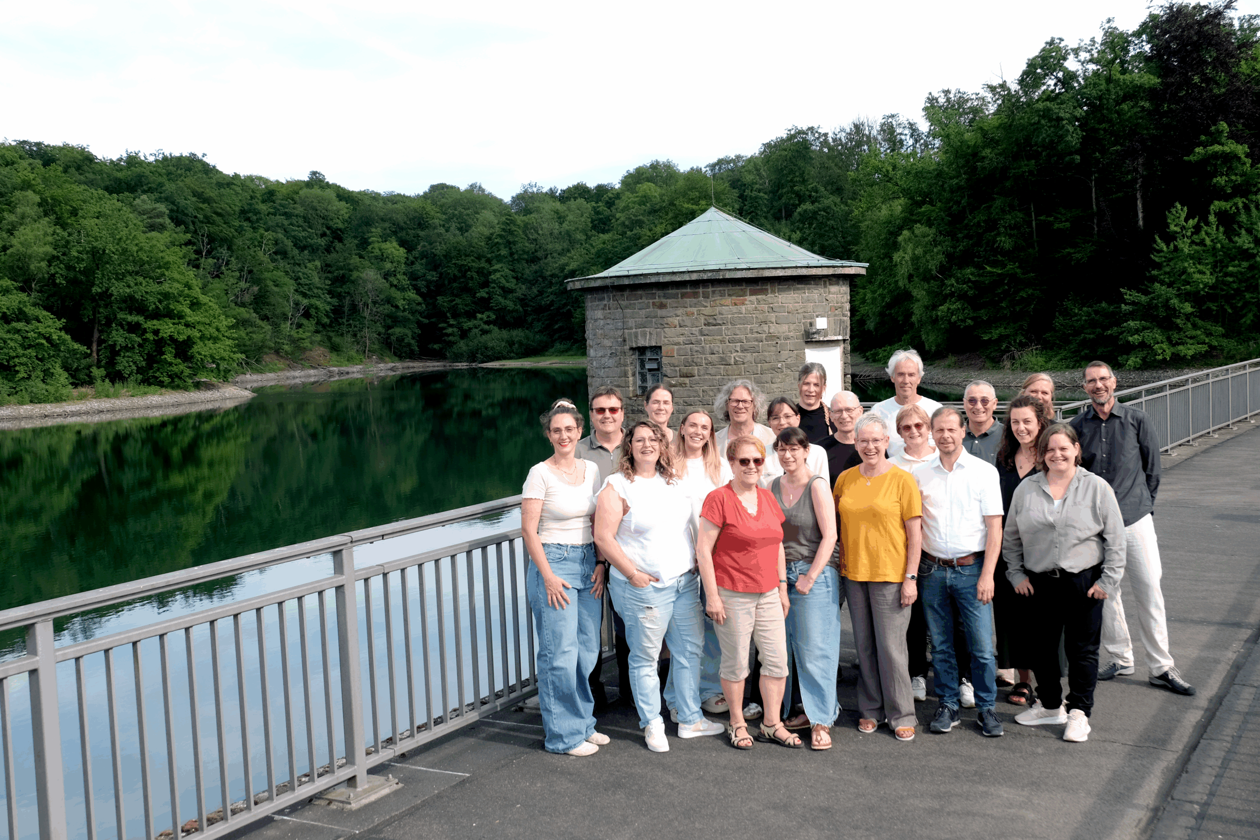 Teamfoto Bündnis 90/Die Grünen auf der Staumauer der Neyetalsperre im Juli 2025.